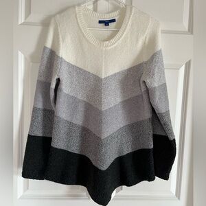 Women’s sweater in flattering diagonal lines. Size L.